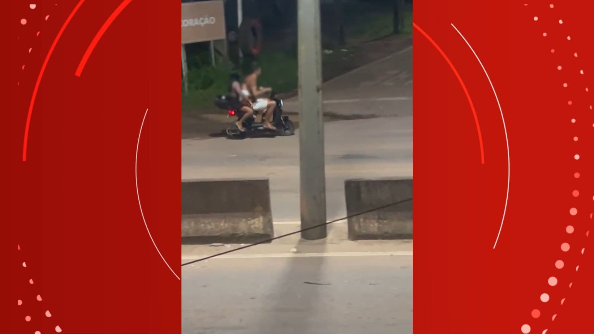 Ciclista sem capacete pilotando bicicleta elétrica em via pública de Macapá.
