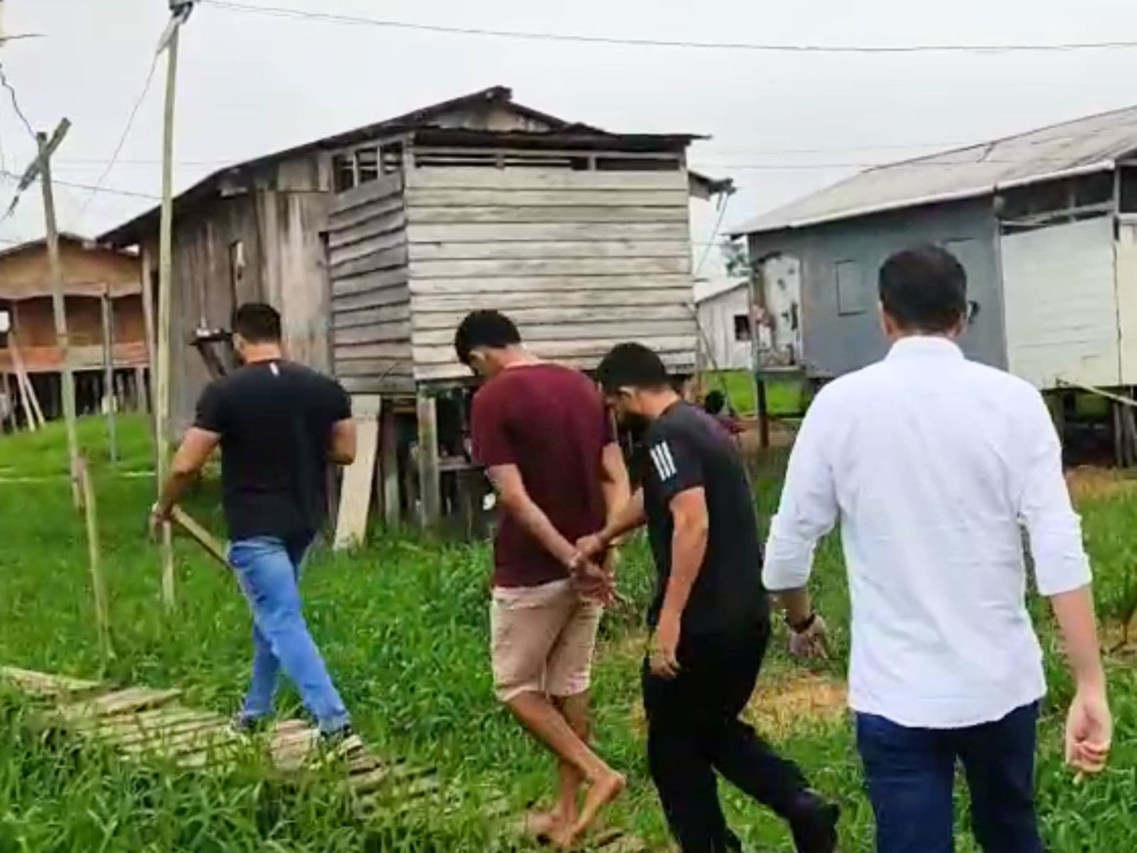 Viatura da Polícia Civil em operação na região da Invasão do Zequinha, em Tarauacá.
