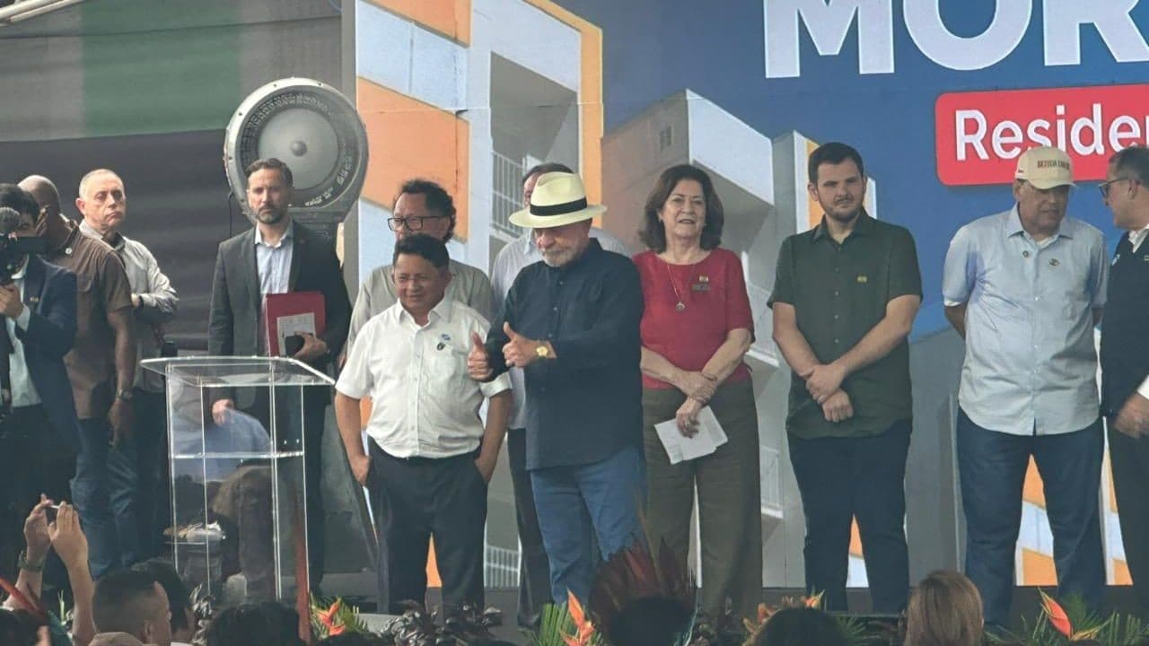 Prédios residenciais novos em área pavimentada de Manaus