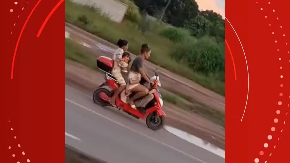Captura de vídeo mostra motocicleta lotada transitando em via pública em Macapá.