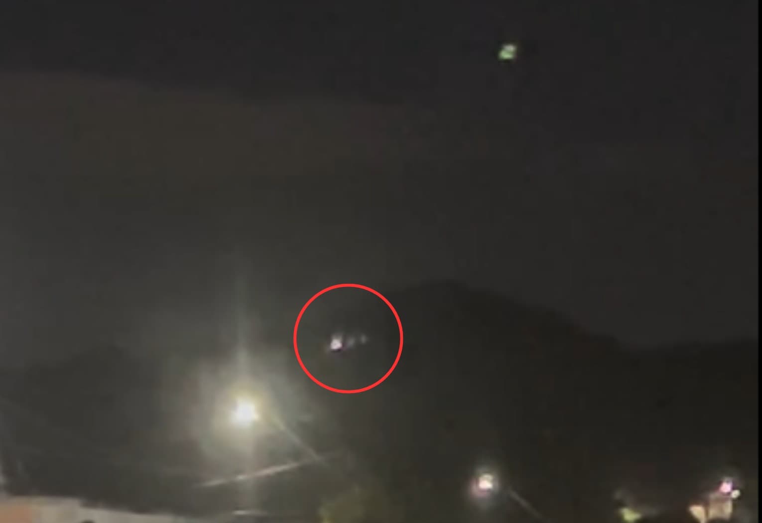 Visão noturna de serra em Xambioá com destaque para luzes urbanas ao fundo.