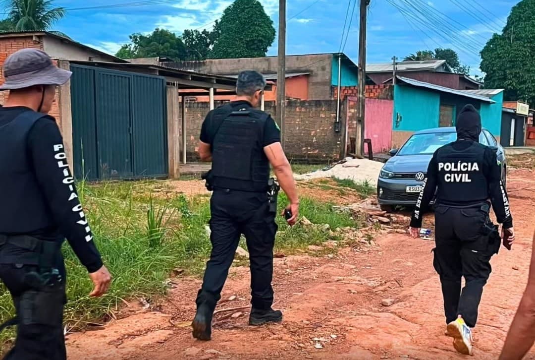 Viaturas e agentes da Polícia Civil durante operação de prisão no distrito de Extrema.