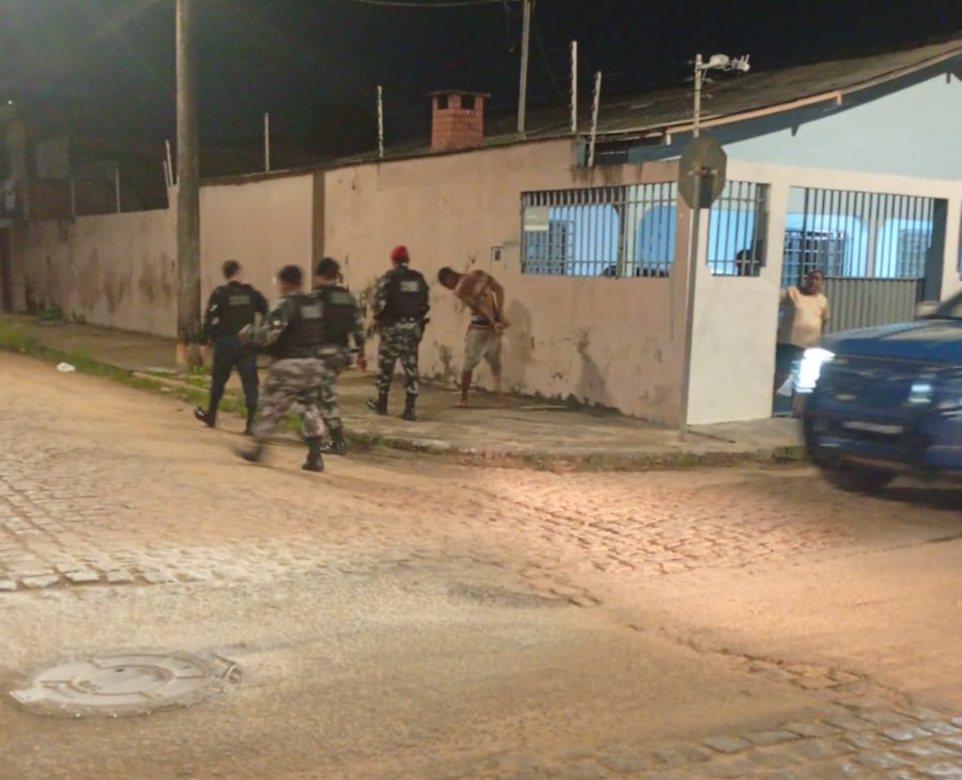 Viatura da Polícia Militar estacionada em via pública do bairro Jóquei Clube durante ocorrência.