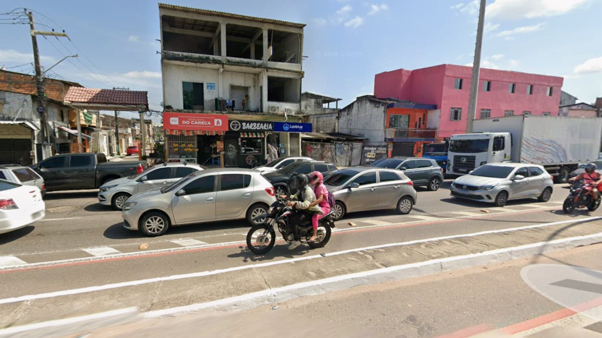 Carros transitam pela Avenida João Paulo II, em Belém, próximo ao trecho de obras do sexto viaduto.