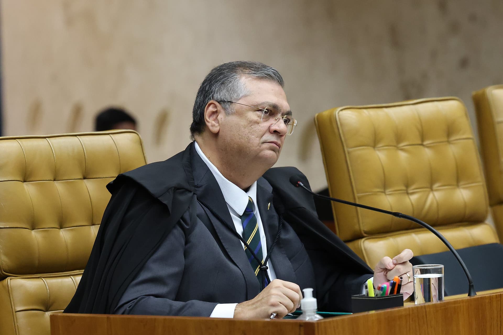 Sessão plenária do STF com ministro Flávio Dino em destaque.