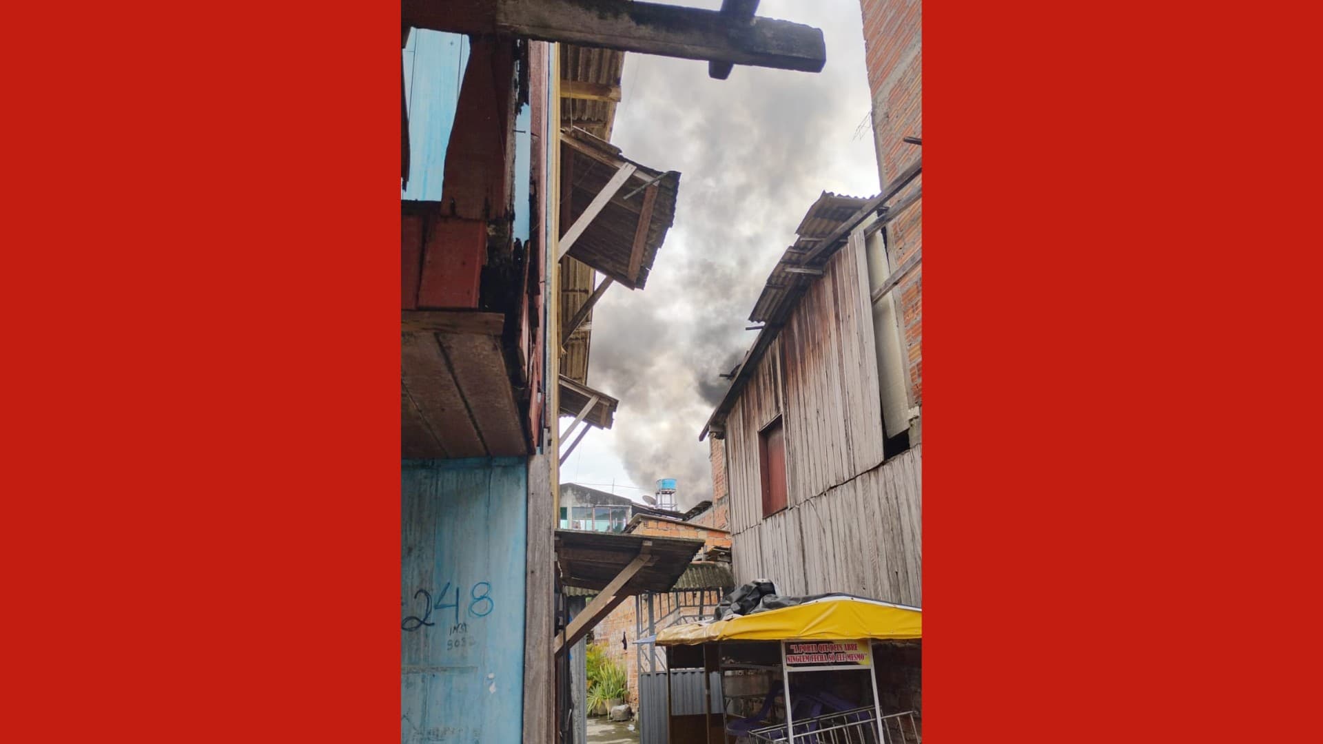 Fumaça preta sobe de vila residencial no bairro Guamá, em Belém, sendo vista de longe.