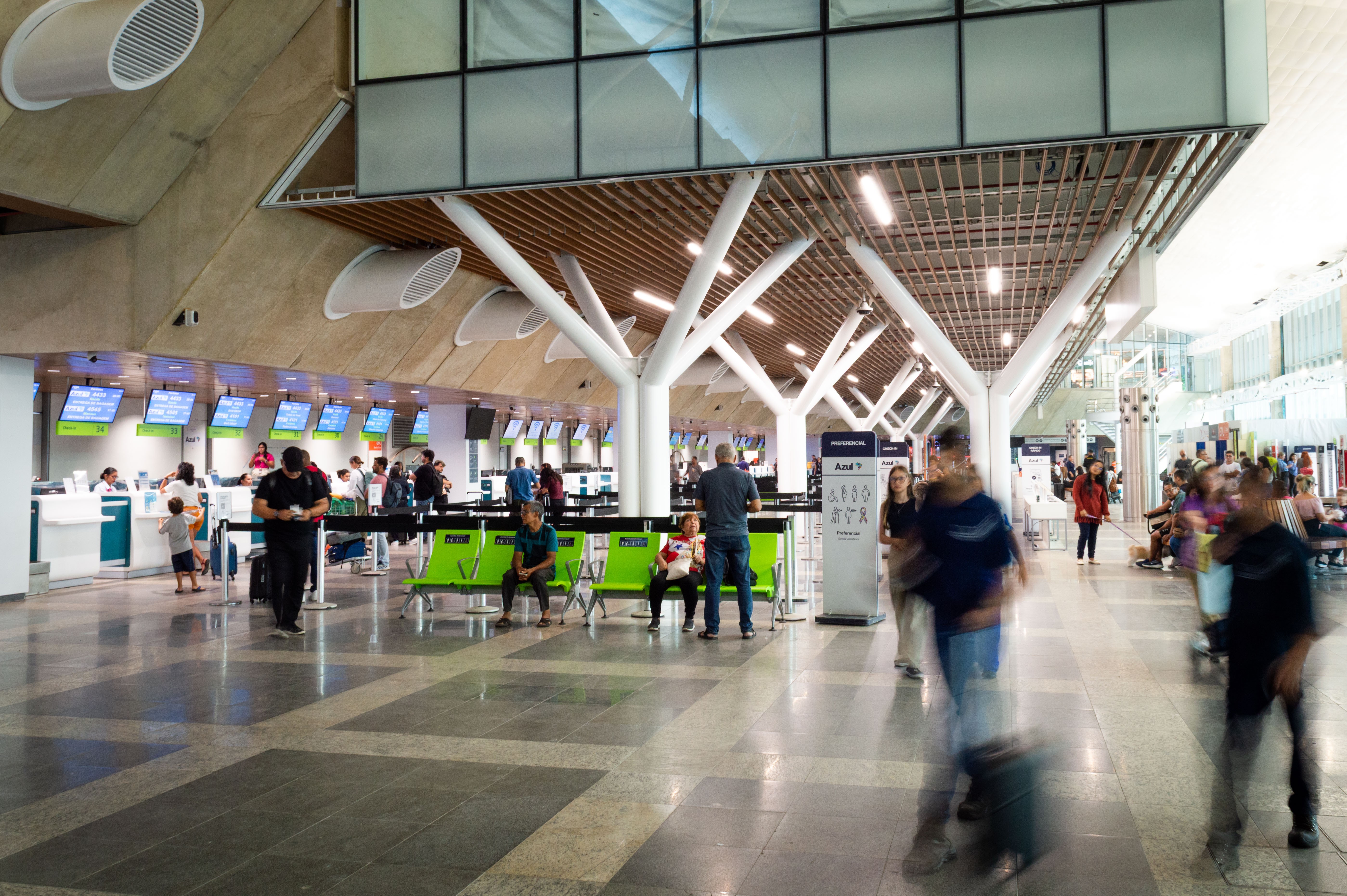 Terminal do Aeroporto Internacional de Belém visto do saguão de embarques.