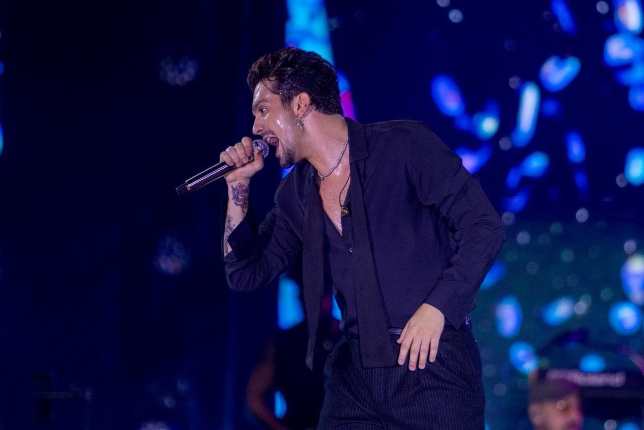 Show de Luan Santana com palco iluminado na Arena