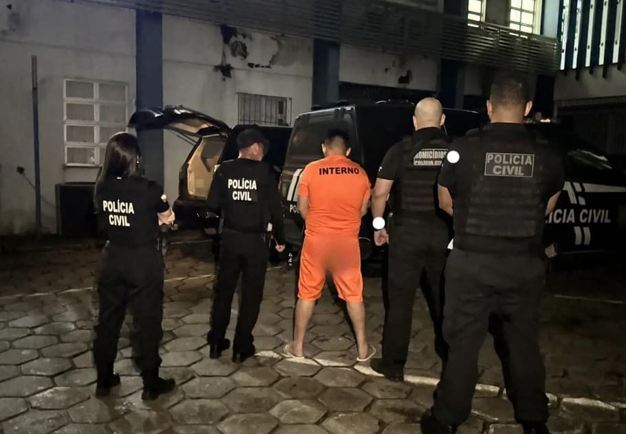Viatura da Polícia Federal aguarda em pista de aeroporto para transporte de preso.