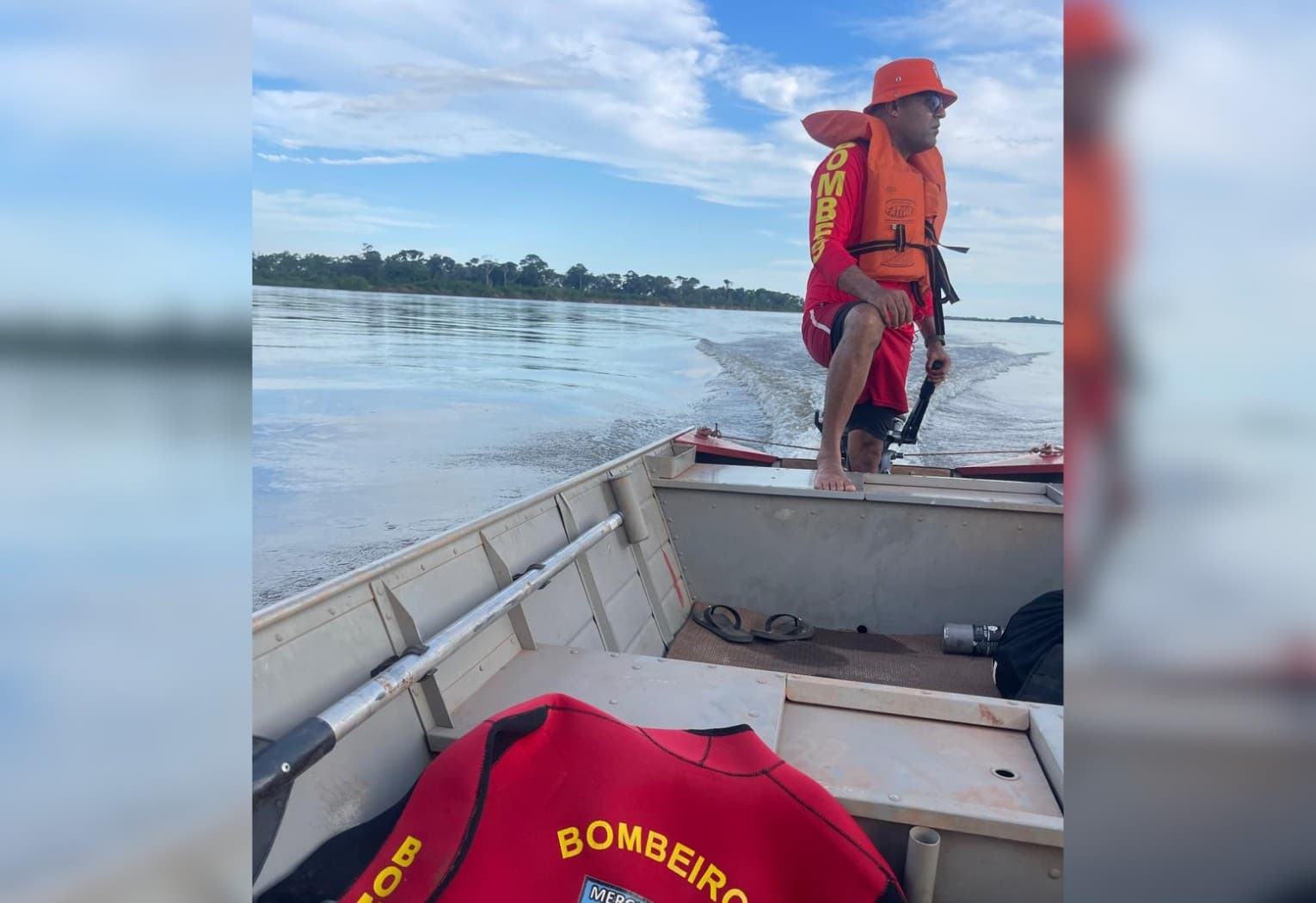 Equipe de busca do Corpo de Bombeiros caminha por margem do rio na região da Ilha do Bananal.