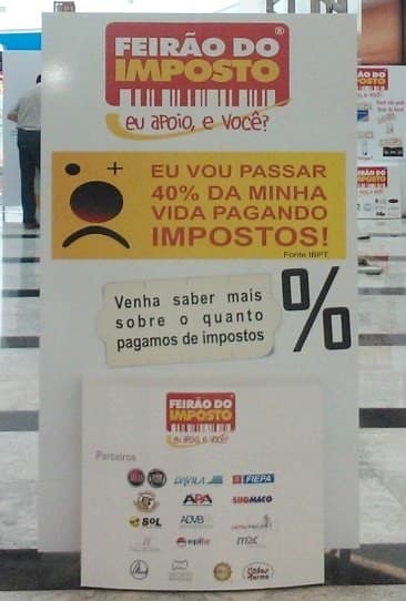 Bomba de combustível digital exibe preço promocional de R$ 2,99 em posto de gasolina em Belém.