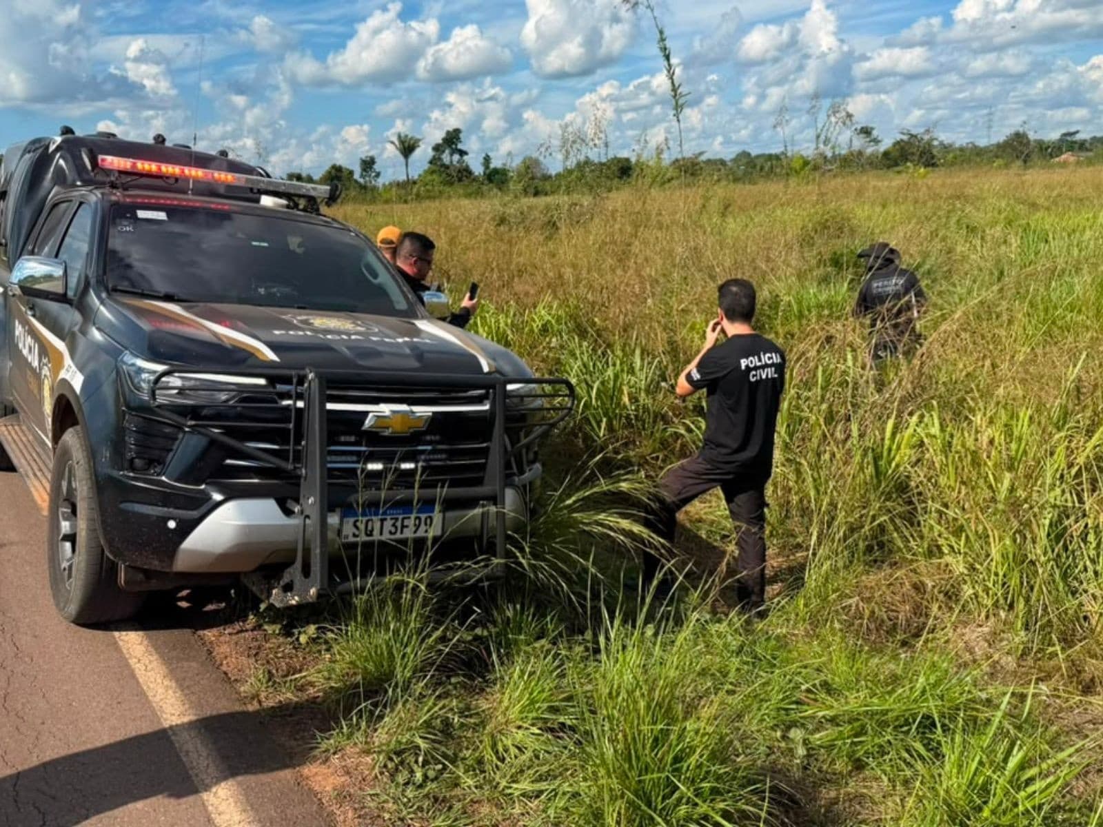 Perna calçada com tênis cercada por fita de isolamento policial em área de mata no bairro Praia do Amapá.