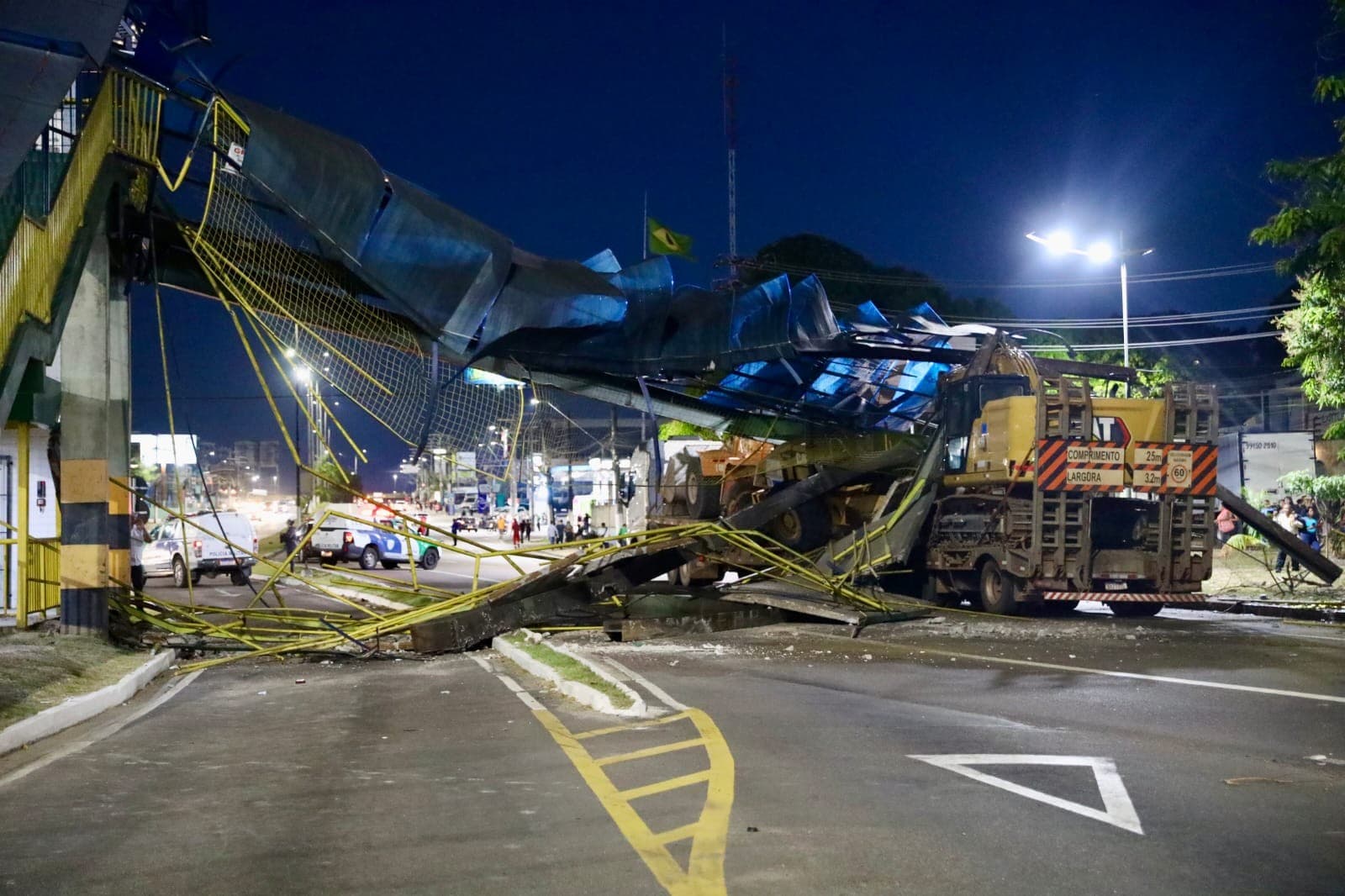 Trânsito de veículos e ônibus na Avenida Torquato Tapajós durante a noite em Manaus.