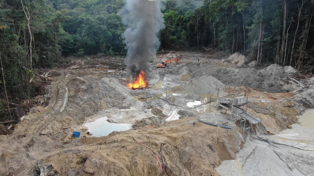 Agentes da Polícia Federal durante operação contra garimpo ilegal em Calçoene, no Amapá.