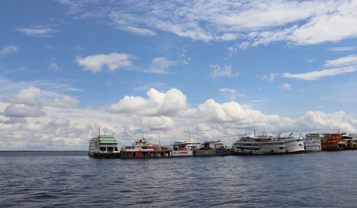 Embarcação de passageiros atracada em porto de Manaus durante preparativos para viagem.