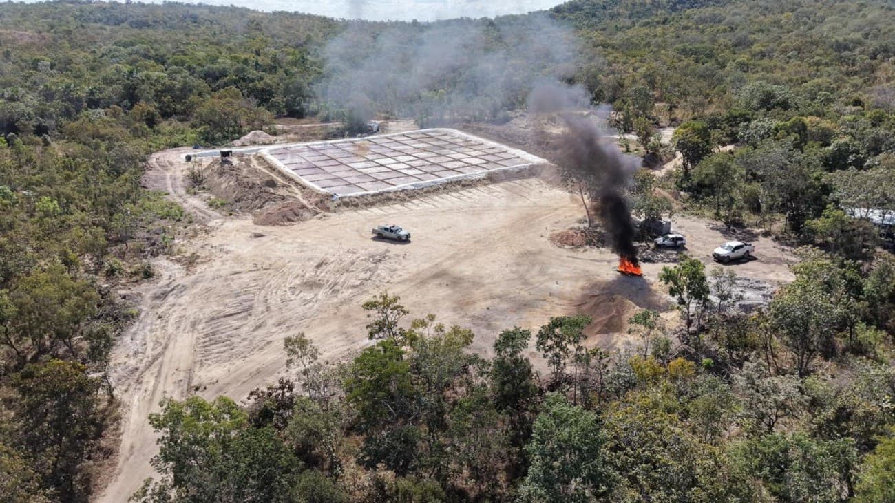 Terreno aberto com terra remexida e equipamentos de garimho abandonados em Chapada da Natividade.