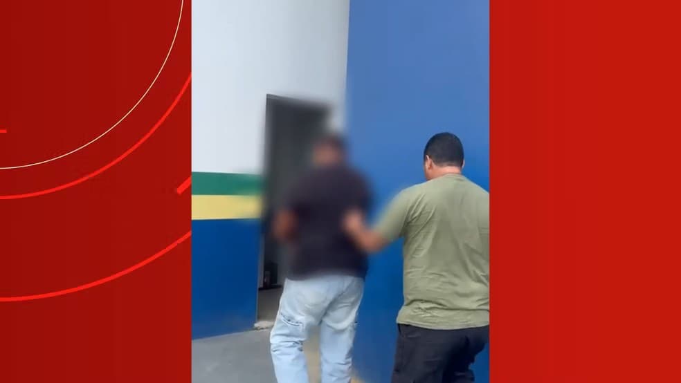 Viatura da Polícia Civil estacionada em via pública de Manaus durante operação.