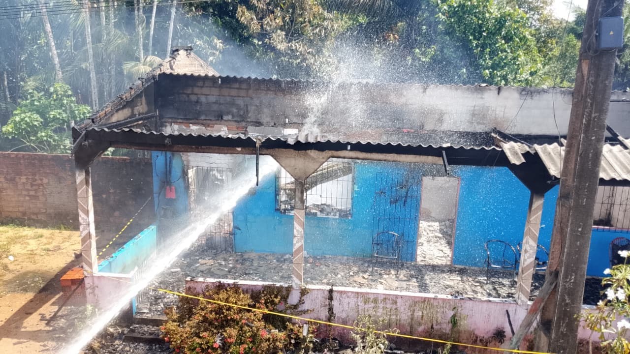 Residência destruída pelo fogo em área rural no distrito de São Joaquim do Pacuí.