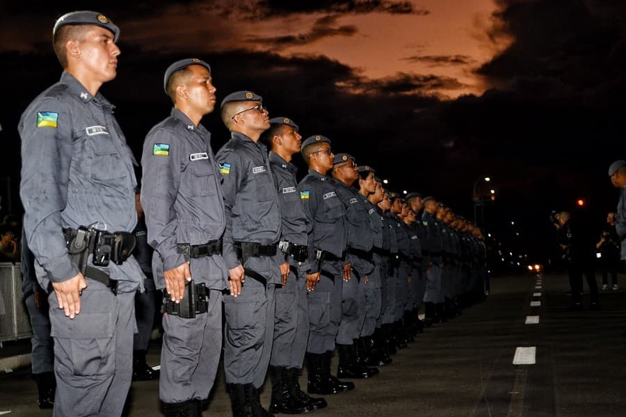 Soldados da Polícia Militar do Amapá em formação durante cerimônia em quartel.