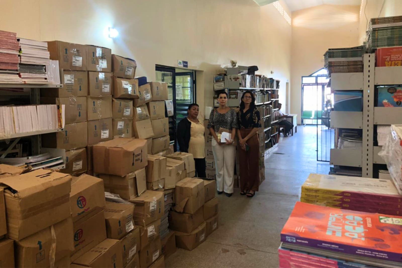 Fiação elétrica exposta em parede de sala de aula em escola pública no interior do Amazonas.