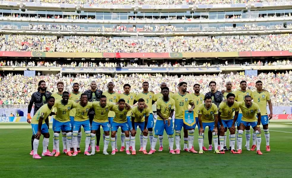 Torcedores vestem camisa da Seleção em bar de Manaus enquanto assistem jogo na televisão.