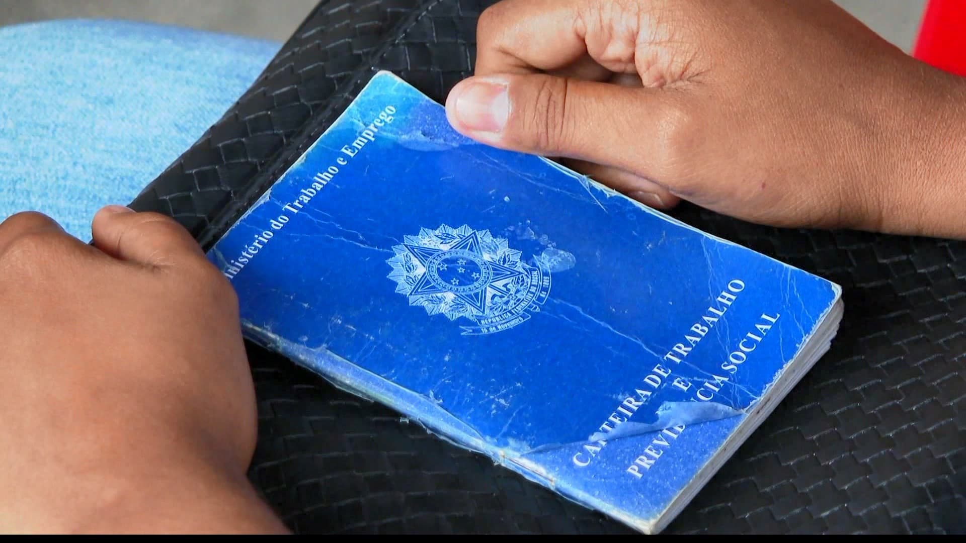 Trabalhadores circulam em área comercial durante expediente em Macapá, no Amapá.