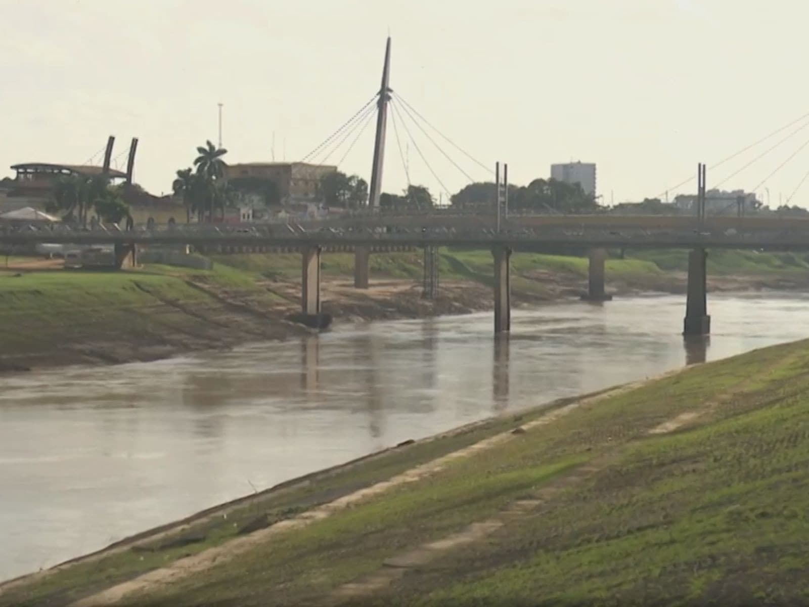 Leito seco do Rio Acare com troncos de árvores expostos