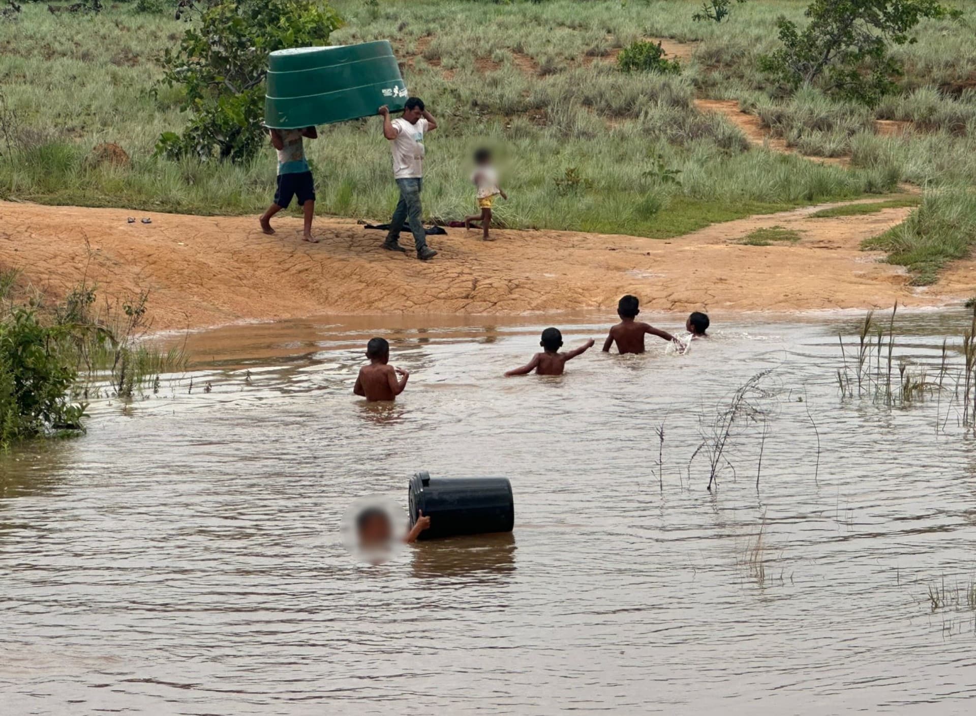 Estrada vicinal alagada pela chuva em Roraima, com água cobrindo parte do asfalto.