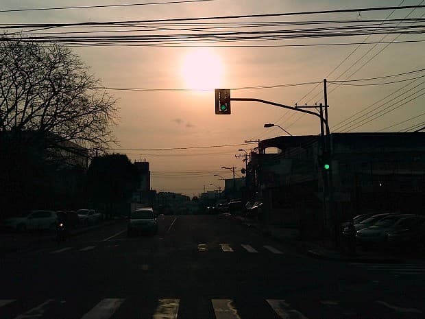 Vista do encontro das águas dos rios Negro e Solimões, próximo a Manaus, com céu nublado.