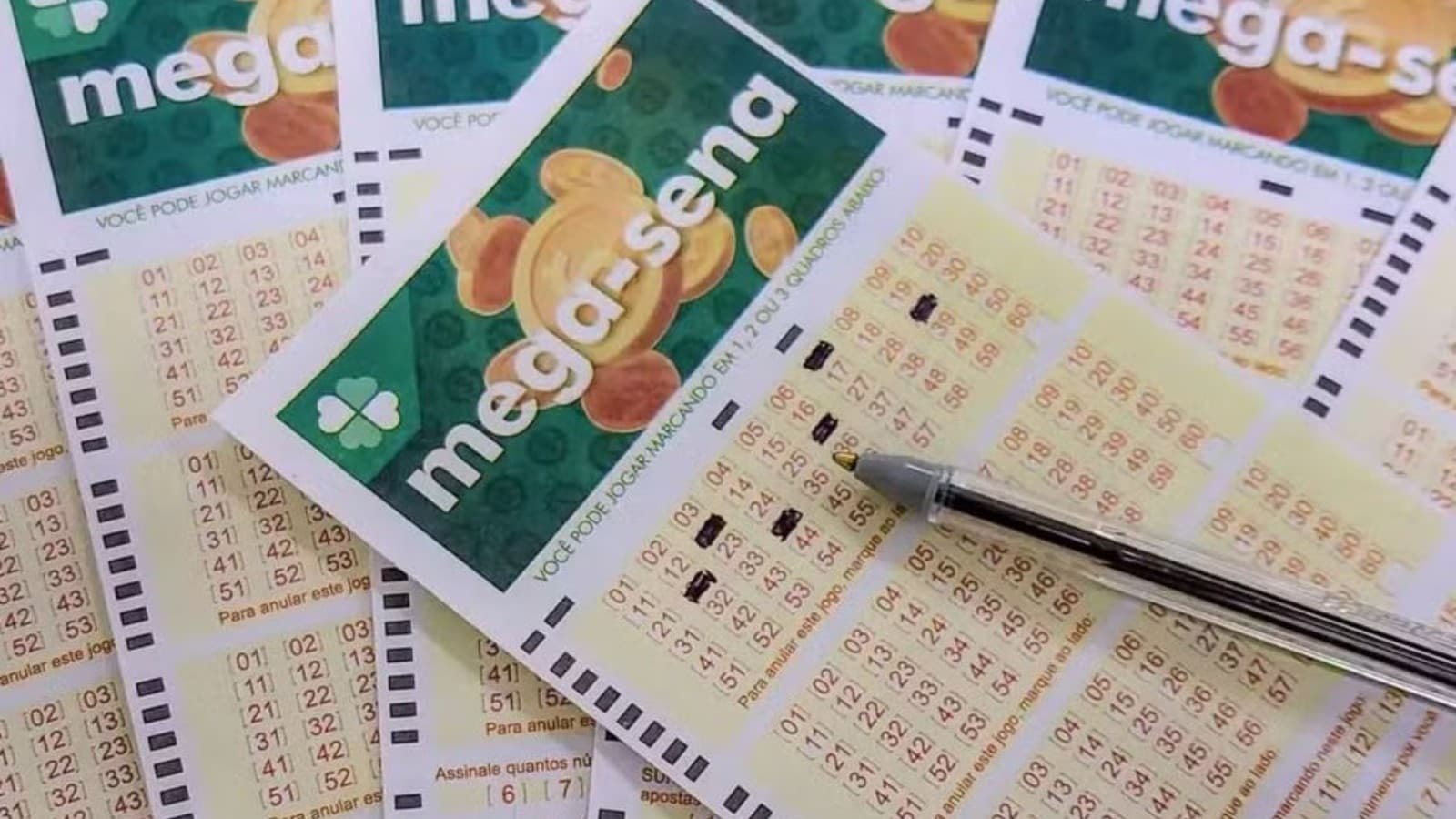 Bolas numeradas da Mega-Sena são exibidas durante o sorteio do concurso 3013.