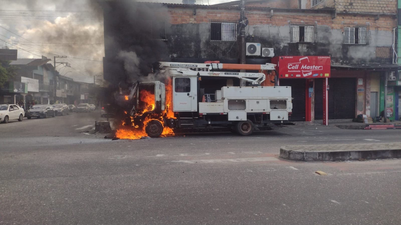 Caminhão branco destruído pelo fogo no acostamento da BR-316 em Ananindeua.