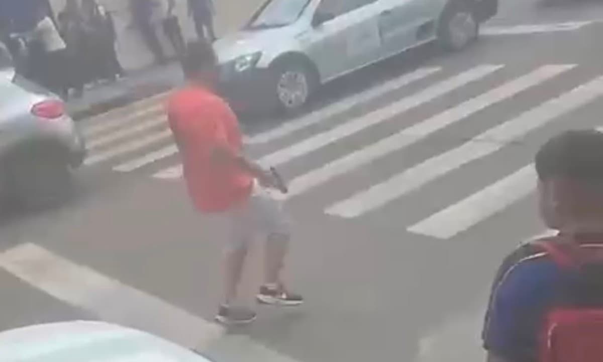 Viatura da Polícia Militar estacionada em rua residencial na Zona Norte de Manaus.
