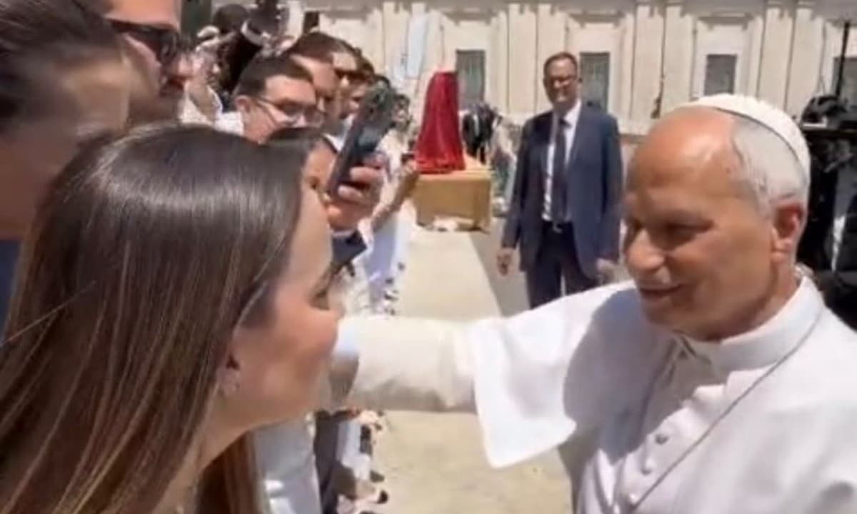 Momento em que um casal conversa com o Papa Francisco em sala do Vaticano.