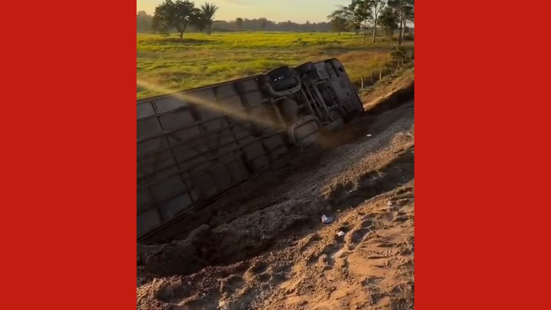 Ônibus tombado na lateral da rodovia BR-230, em São Domingos do Araguaia, no Pará.