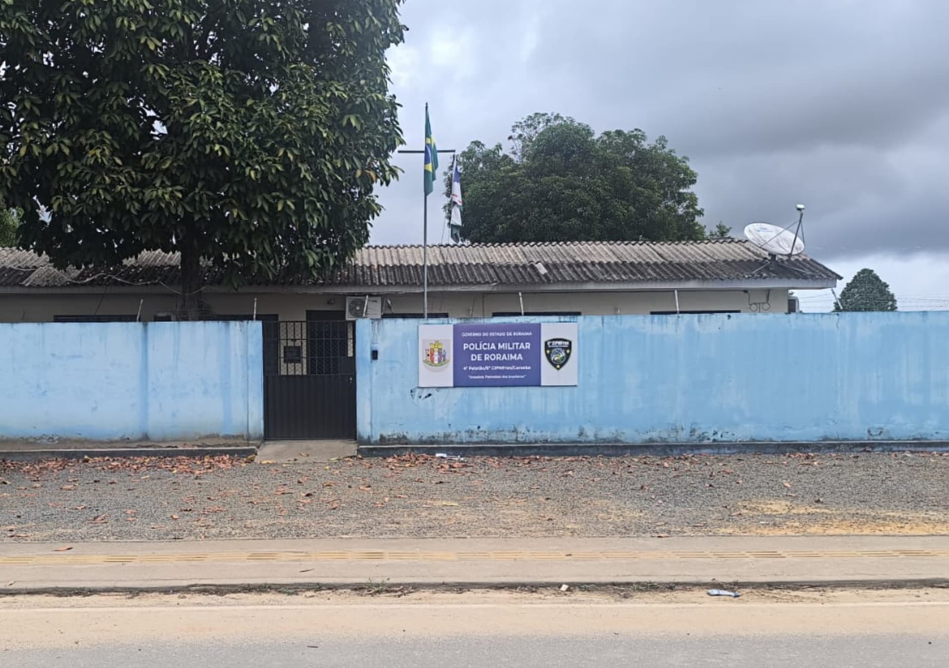 Viatura da Polícia Militar estacionada em via pública no município de Caroebe, Roraima.