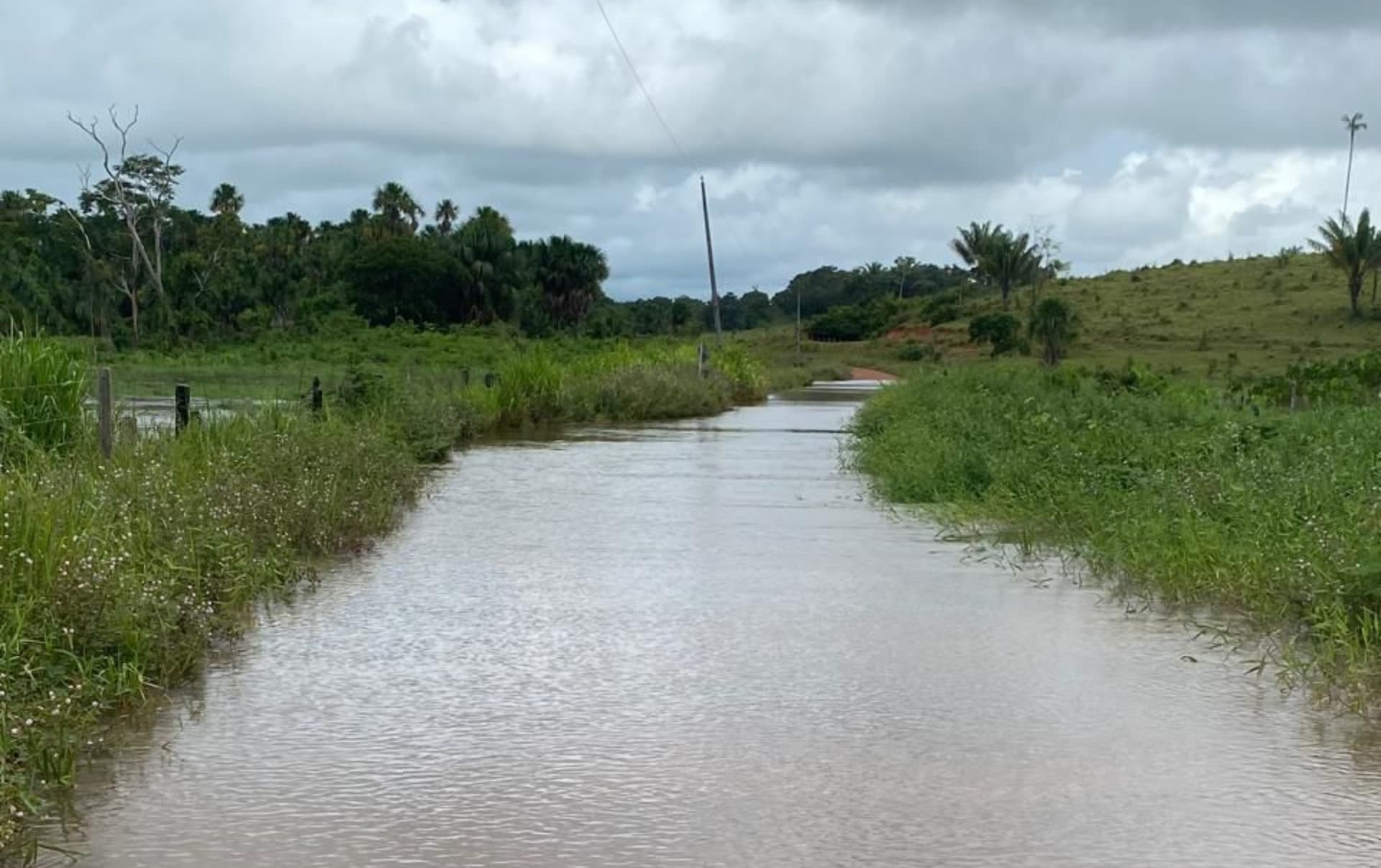 Estrada de terra alagada pela chuva em zona rural de Mucajaí, Roraima.