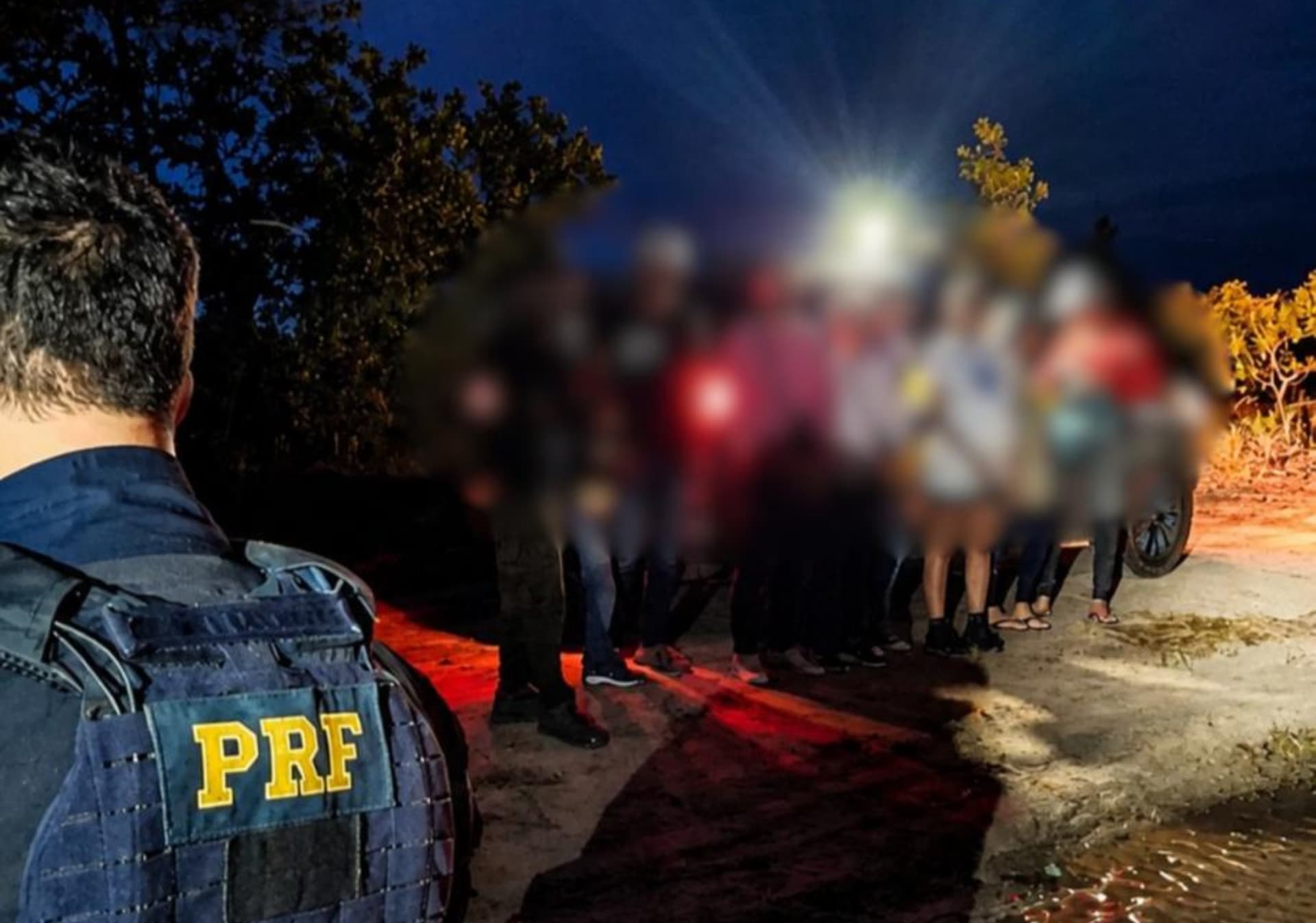Viatura da PRF ao lado de carro parado na beira da estrada em Roraima.