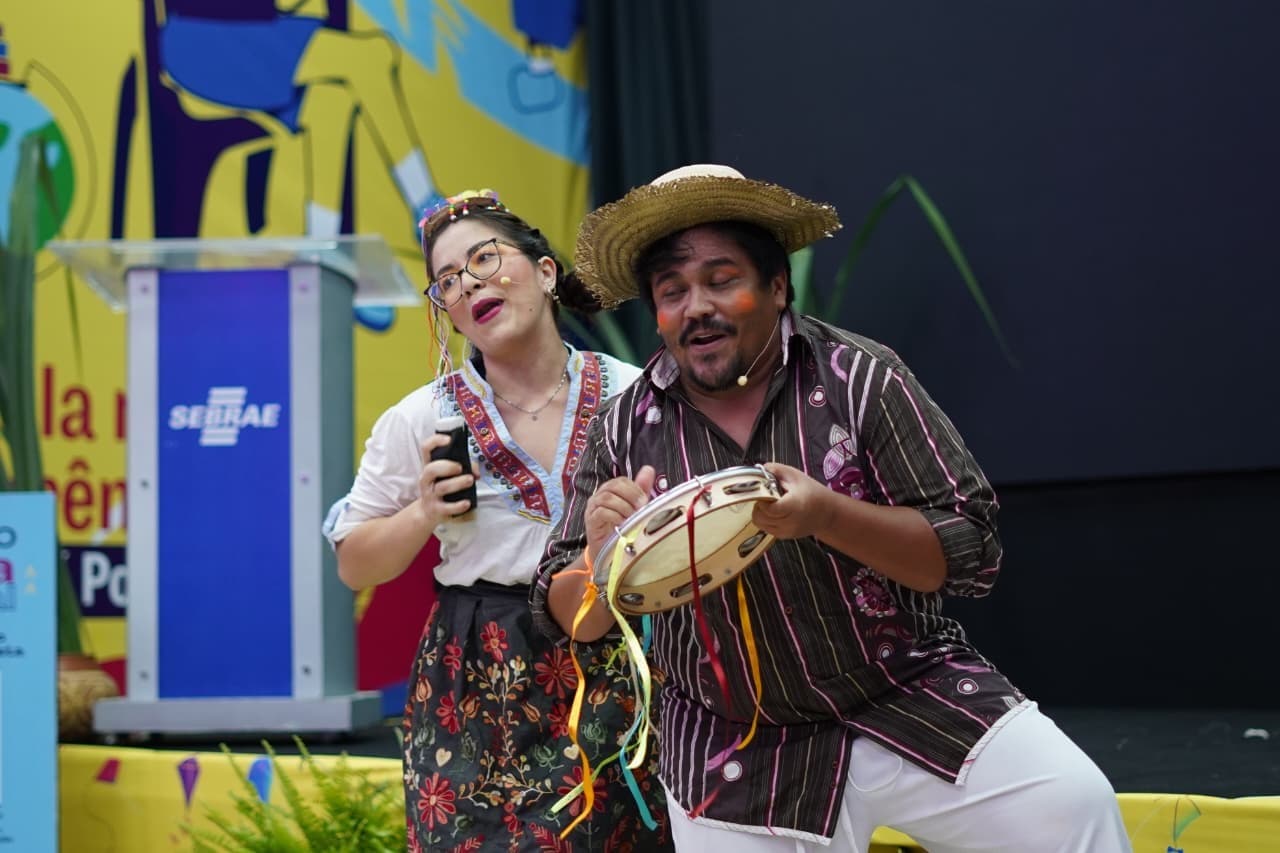 Músicos tocam instrumentos de percussão durante ensaio ao ar livre em comunidade de Macapá.