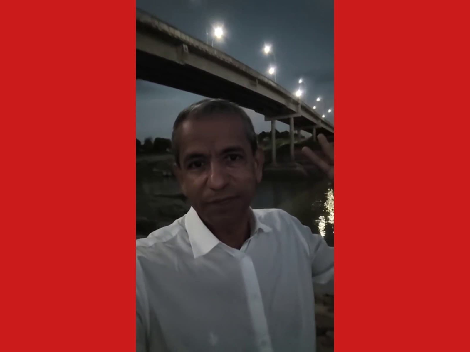 Estrutura de ponte caída sobre o leito do rio no interior do Acre.