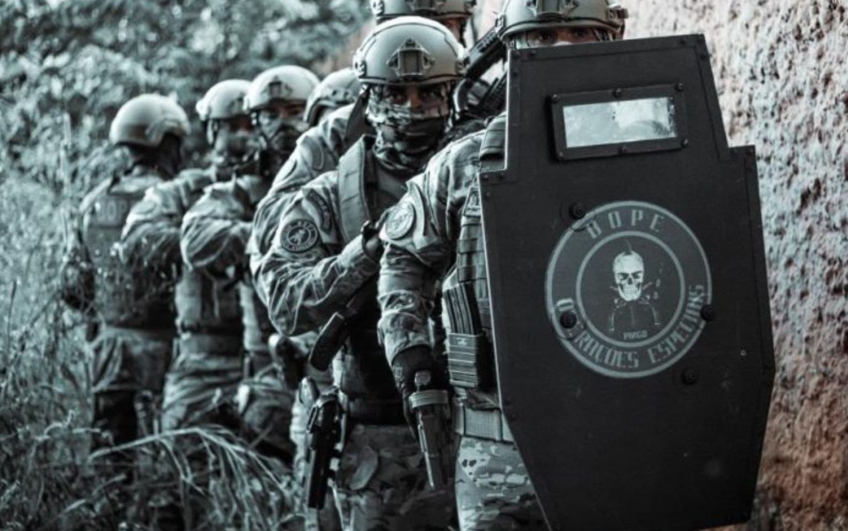 Soldados da Polícia Militar em treinamento tático em campo no Amazonas.