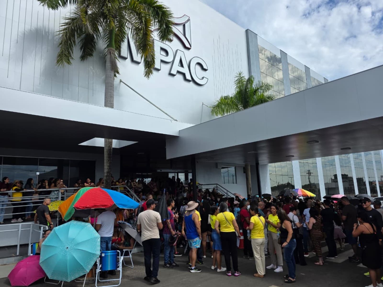 Portão de entrada de escola municipal pública em Rio Branco durante a manhã.
