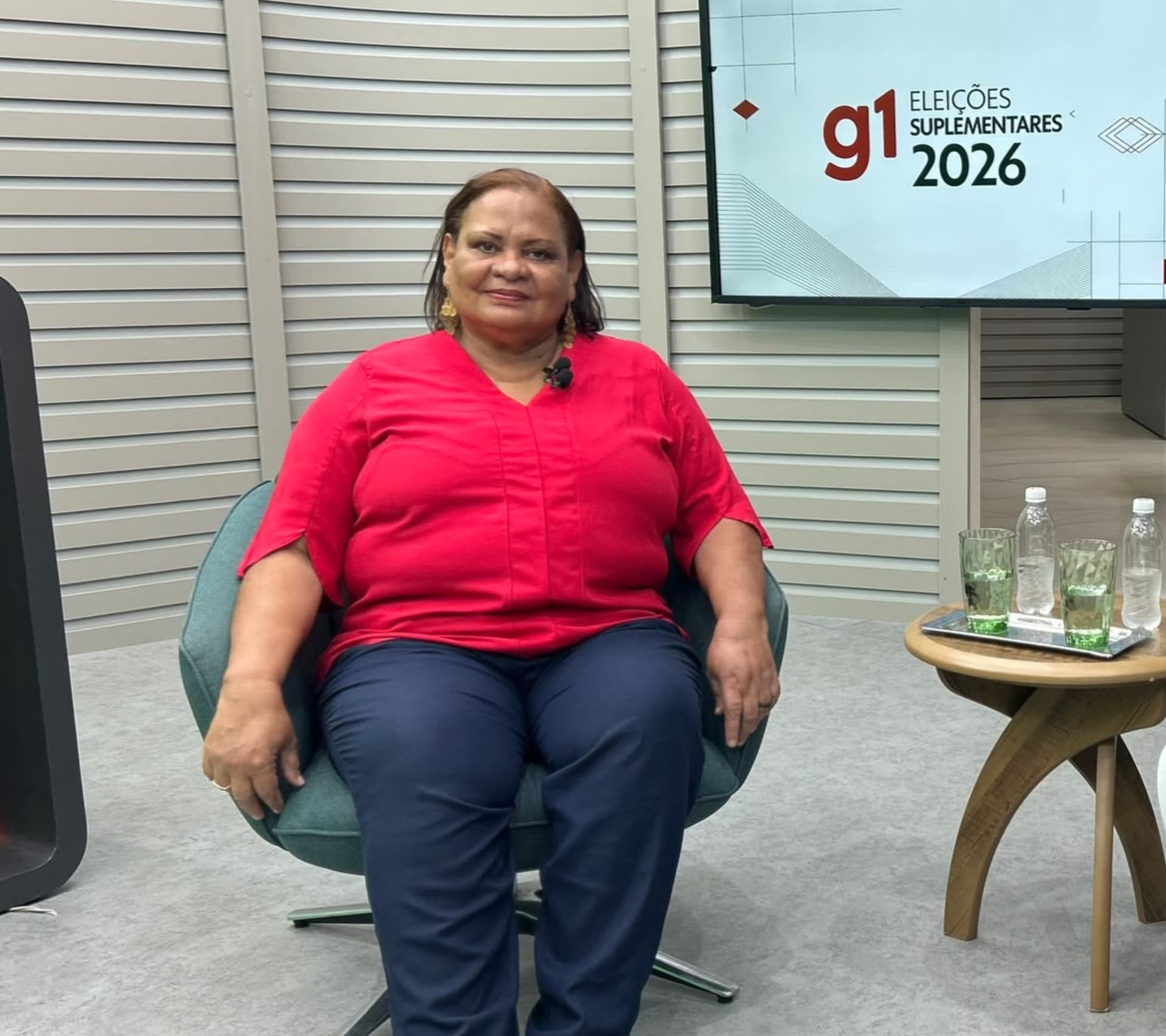 Candidata ao governo de Roraima fala durante sabatina em estúdio de televisão.