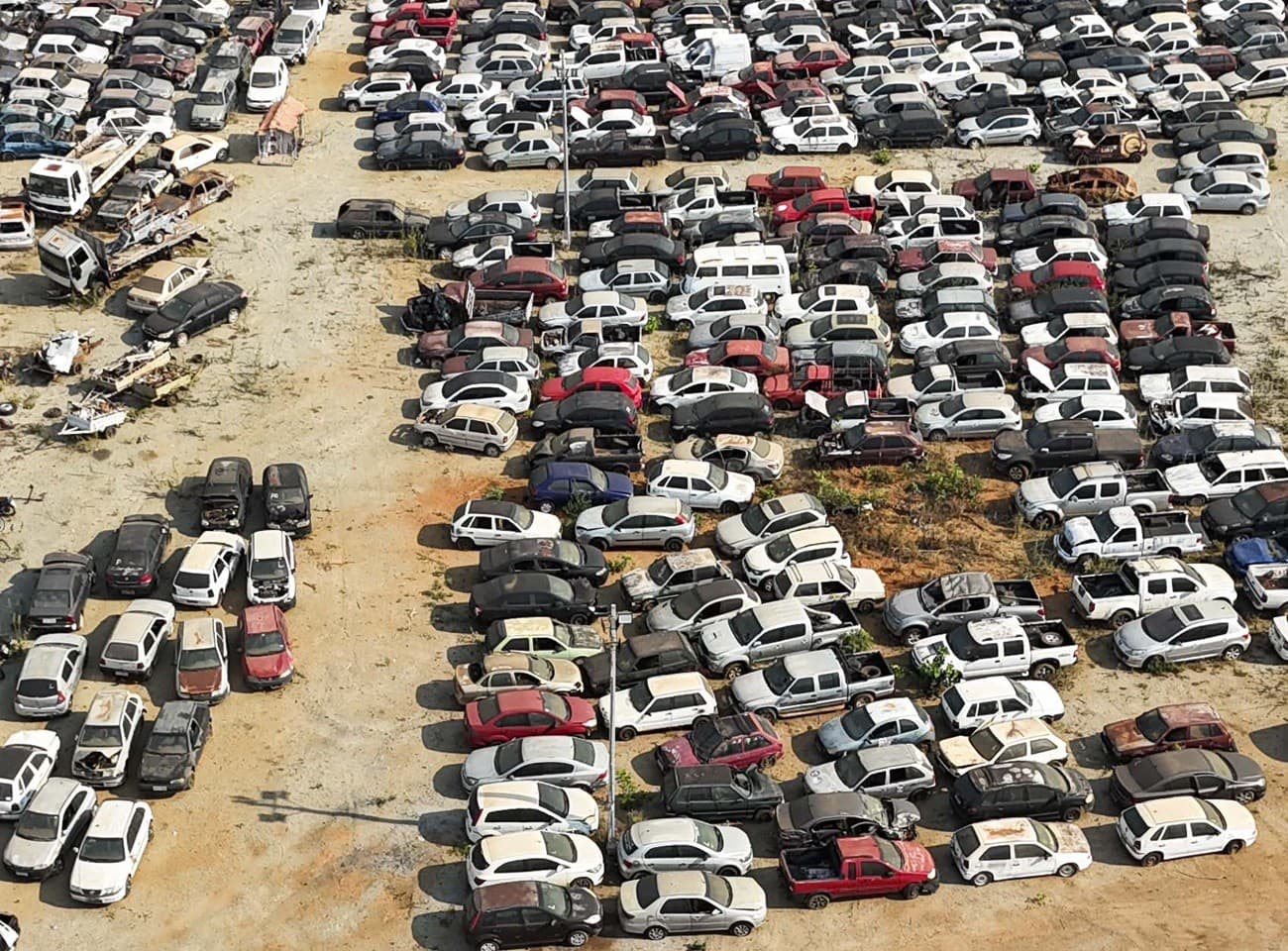 Pátio do Detran em Colinas do Tocantins repleto de motos apreendidas estacionadas em fileiras.