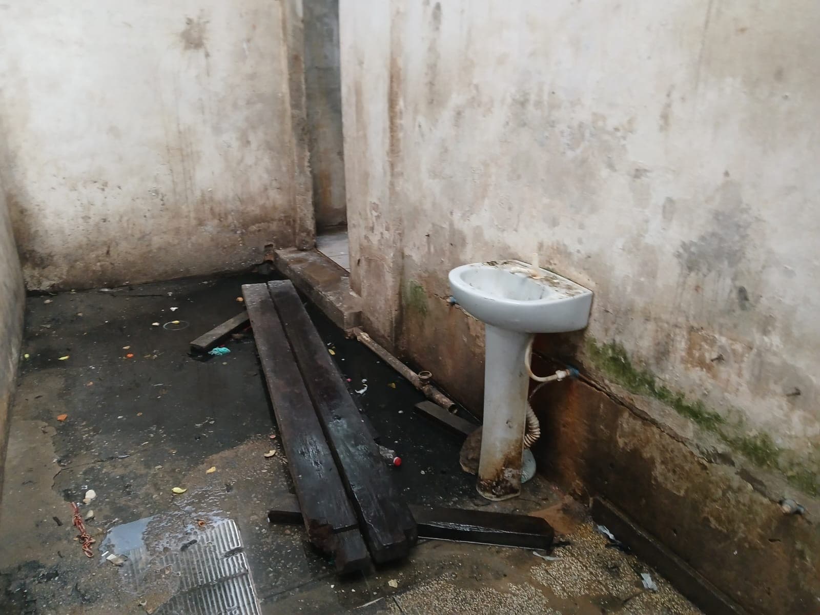 Entrada do abrigo indígena Warao no bairro da Sacramena, em Belém.