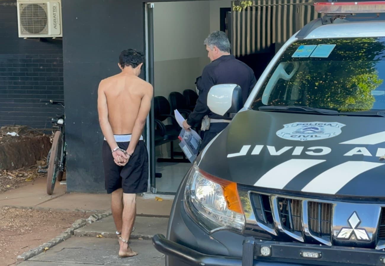 Viaturas da polícia em operação em rua residencial