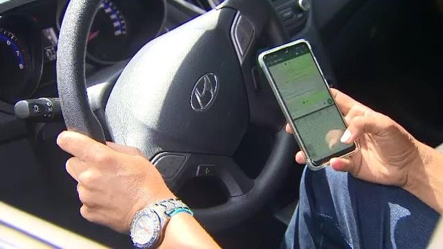 Agente de trânsito fiscaliza motorista em operação do Maio Amarelo.