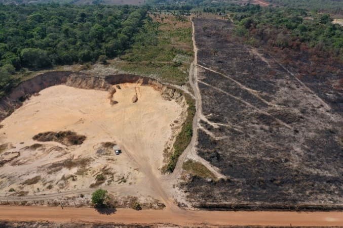 Cratera aberta por extração de minérios em área de floresta na Gleba Corumbiara, em Vilhena.