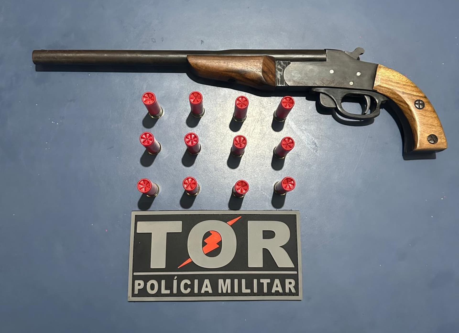 Viatura da Polícia Militar posicionada na BR-401 durante fiscalização de veículos em Bonfim.