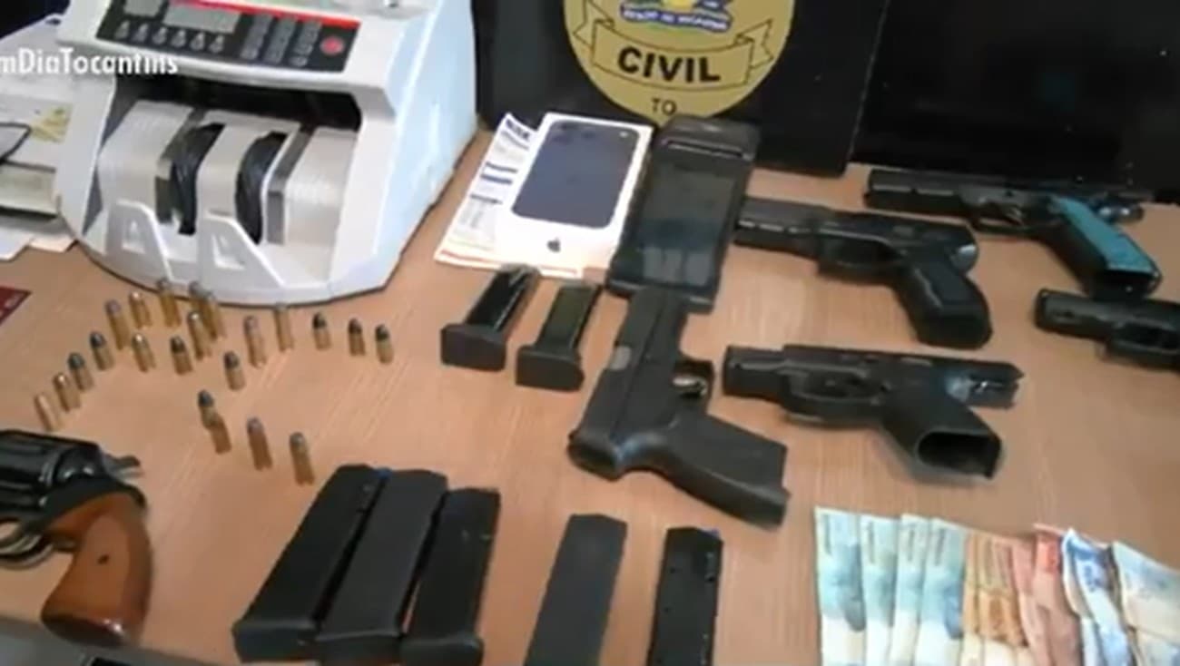 Viatura da Polícia Civil estacionada durante operação em Palmas.