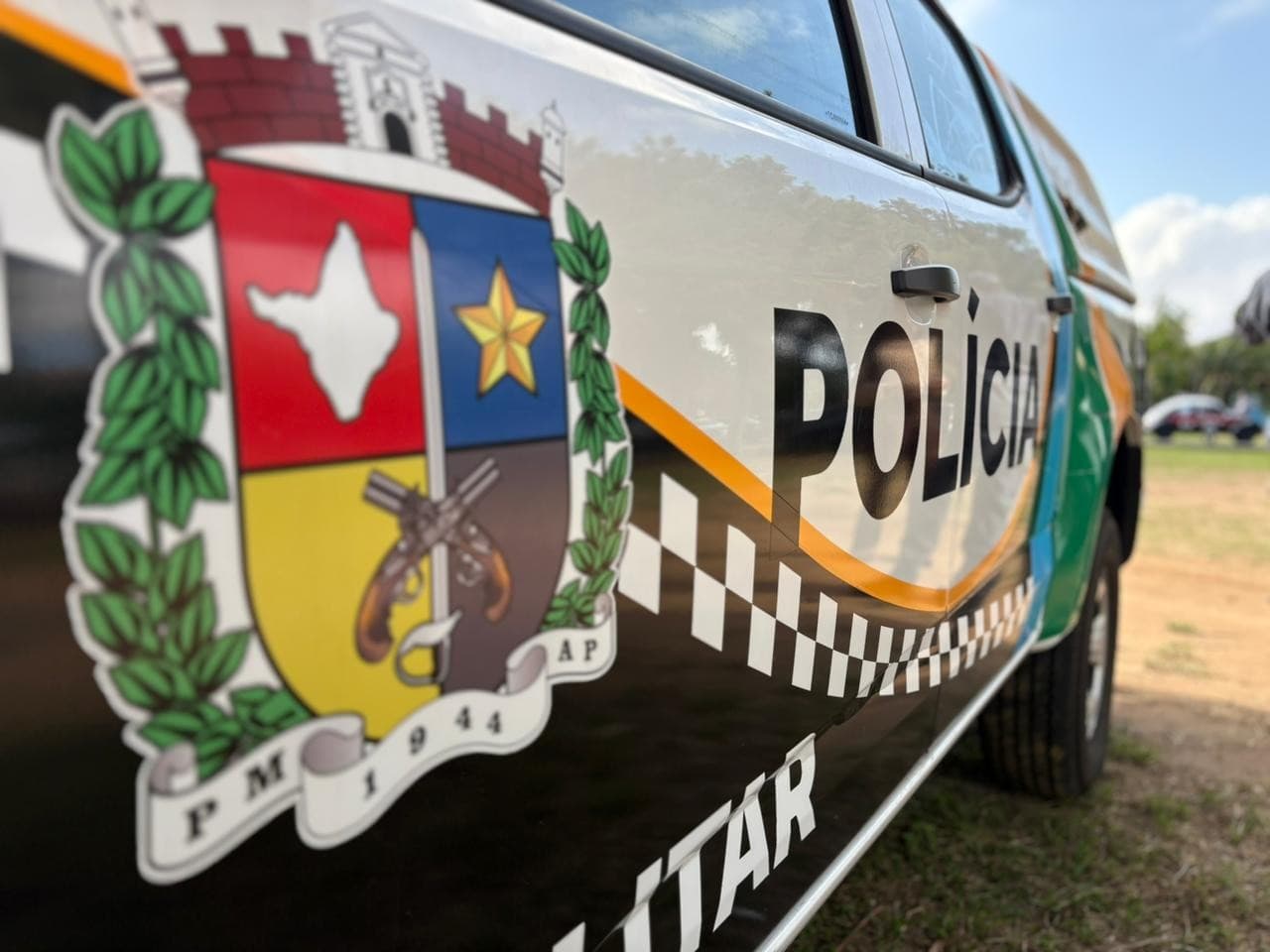 Viaturas da Polícia Militar e equipe do Samu permanecem em rua residencial do bairro Buritizal após ocorrência.